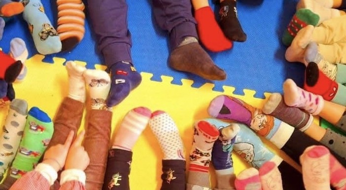“C’è un giorno all’anno in cui il cassetto dei calzini diventa un messaggio pubblico”: oggi anche Dronero ha celebrato la giornata dei calzini spaiati