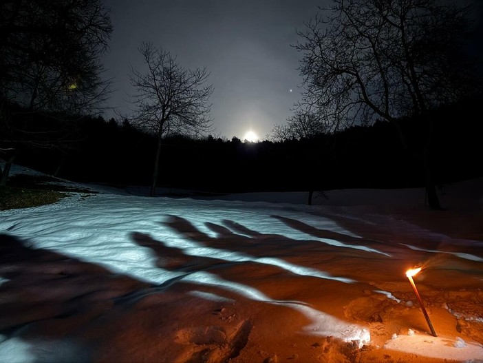 Oltre una settantina di partecipanti a Sant’Anna di Roccabruna per la suggestiva ciaspolata in luna piena