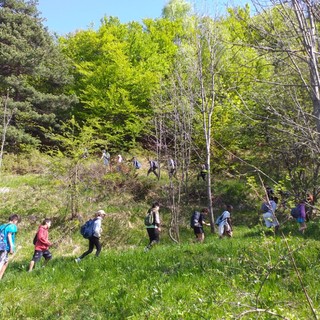 Scarponi ai piedi verso il traguardo: alunni della Primaria di San Rocco Castagnaretta in gita per boschi e sentieri