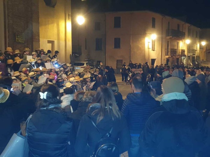 I bambini della Scuola Primaria di Sale delle Langhe conquistano Castelnuovo con il Cantè J’euv