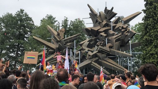 Colori e musica, più di 3 mila persone a Cuneo per il Pride [FOTO E VIDEO]