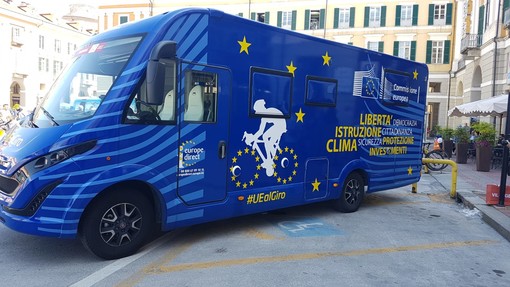 Il camper blu dell'Unione Europea al Giro d'Italia (VIDEO)