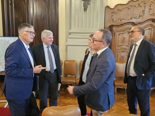 Alcuni momenti dell'incontro tenuto ieri in Prefettura Alcuni momenti dell'incontro tenuto ieri in Prefettura