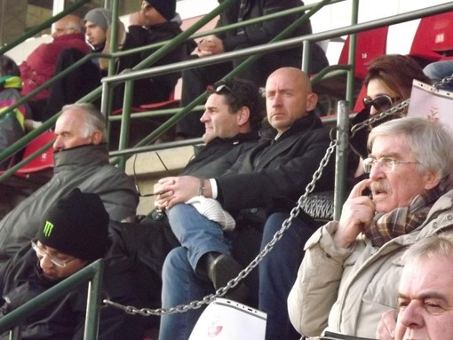 Mario Castellino con Vercellone del Cuneo Calcio durante una partita in tribuna