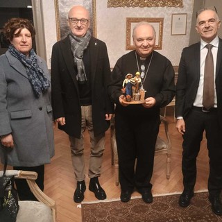 Il vescovo di Alba riceve la statuina del lavoro da Confartigianato e Coldiretti Il vescovo di Alba riceve la statuina del lavoro da Confartigianato e Coldiretti