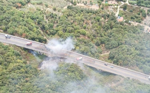 Camion carico di carta in fiamme sull'autostrada A6: rimosso un cantiere e riattivato il collegamento con la Liguria Camion carico di carta in fiamme sull'autostrada A6: rimosso un cantiere e riattivato il collegamento con la Liguria