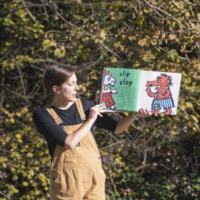 Una storia tira l'altra: a Casteldelfino due passeggiate letterarie per bambini alla scoperta del bosco, con Cristina Levet Una storia tira l'altra: a Casteldelfino due passeggiate letterarie per bambini alla scoperta del bosco, con Cristina Levet