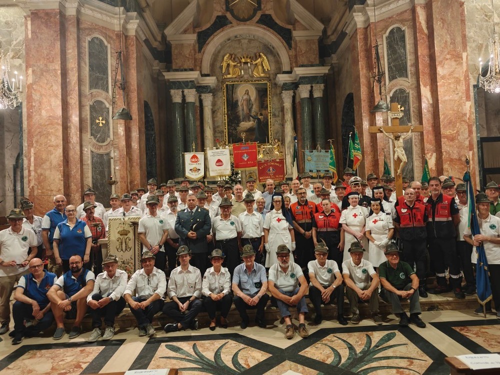 Foto collettiva di Alpini, associazioni e autorità civili, militari e religiose Foto collettiva di Alpini, associazioni e autorità civili, militari e religiose
