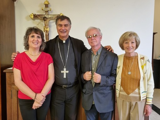 Il cardinale Repole a Bra con alcuni volontari del Santuario