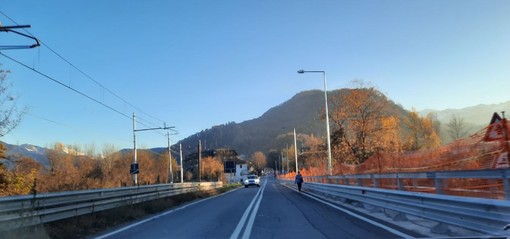 Un pedone sulla statale 20 costretto a camminare sulla strada nel tratto da Borgo San Dalmazzo a Roccavione