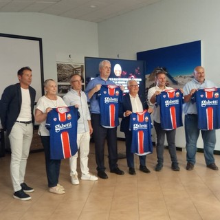 I rappresentanti delle istituzioni con la maglia celebrativa dei 120 anni di storia dell'AC Cuneo 1905