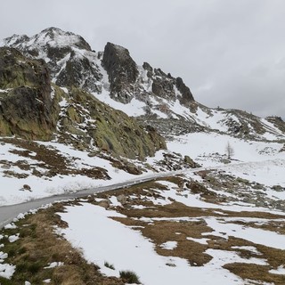 Colle della Lombarda ancora chiuso dal lato italiano: in Francia strada già percorribile fino al confine [VIDEO]