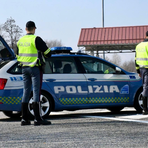 Carico di carne fresca trasportata nel bagagliaio di un’auto senza refrigerazione né documenti Carico di carne fresca trasportata nel bagagliaio di un’auto senza refrigerazione né documenti