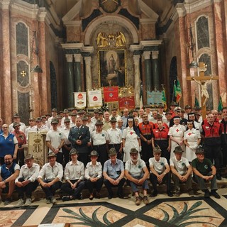 Foto collettiva di Alpini, associazioni e autorità civili, militari e religiose Foto collettiva di Alpini, associazioni e autorità civili, militari e religiose