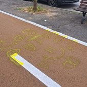 Un tratto della ciclabile imbrattato