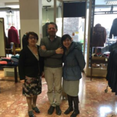 Alessandria confezioni: Giovanna e Umberto Tagliafierro (da destra) insieme alla compianta zia Amalia Alessandria sono stati i titolari dello storico negozio di Alba