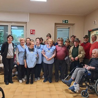 Castagnata con gli alpini per gli ospiti della casa di riposo di San Michele Castagnata con gli alpini per gli ospiti della casa di riposo di San Michele