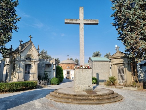 Bra si prepara alla festa di Ognissanti e alla Commemorazione dei defunti Bra si prepara alla festa di Ognissanti e alla Commemorazione dei defunti