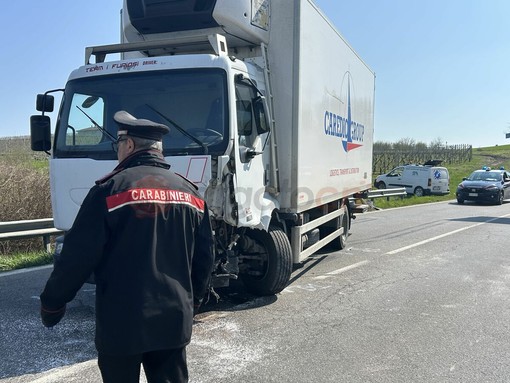 Il camion contro cui è andata a scontrarsi l'auto condotta dall'imprenditore Il camion contro cui è andata a scontrarsi l'auto condotta dall'imprenditore