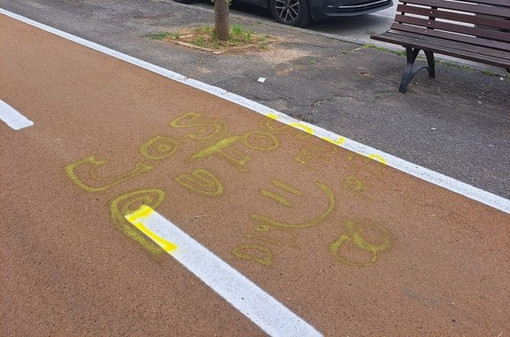 Un tratto della ciclabile imbrattato
