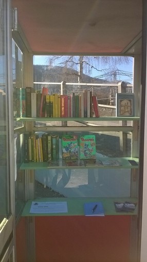 Le cabine telefoniche di Roccasparvera trasformate in piccole biblioteche per lo scambio di libri