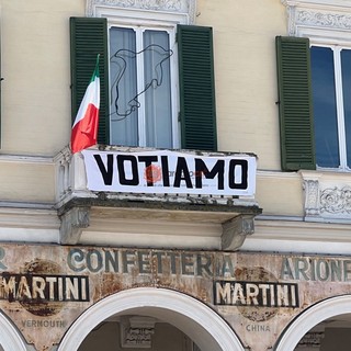 &quot;Votiamo&quot;: uno striscione e il Tricolore esposti nel cuore della città di Cuneo