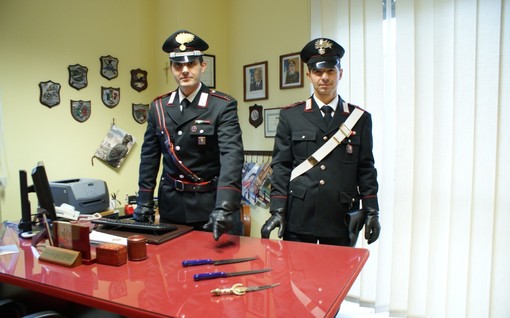 Fossano: marocchino 27enne armato di tre coltelli semina il panico e ferisce due giovani ed un carabiniere