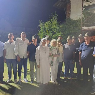 Gli alpini di Piozzo donano il ricavato della cena solidale alla Casa di Riposo dell'Alba Rosa