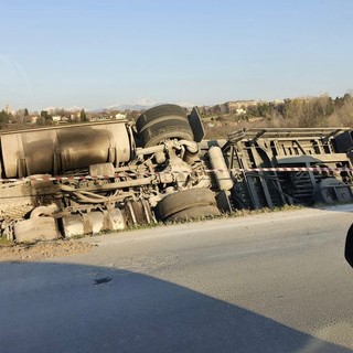 Oggi il recupero del mezzo pesante finito fuori strada sulla Bovesana