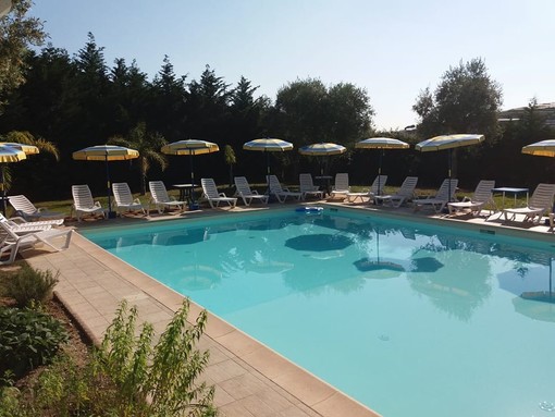 In Riviera per una vacanza a bordo piscina non soltanto per i camperisti: da Camper Village questo venerdì l'inaugurazione di una stagione pensata anche per gli esterni