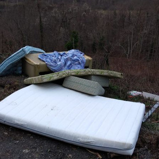 Abbandona materassi a Nucetto: identificato e sanzionato un cittadino francese Abbandona materassi a Nucetto: identificato e sanzionato un cittadino francese