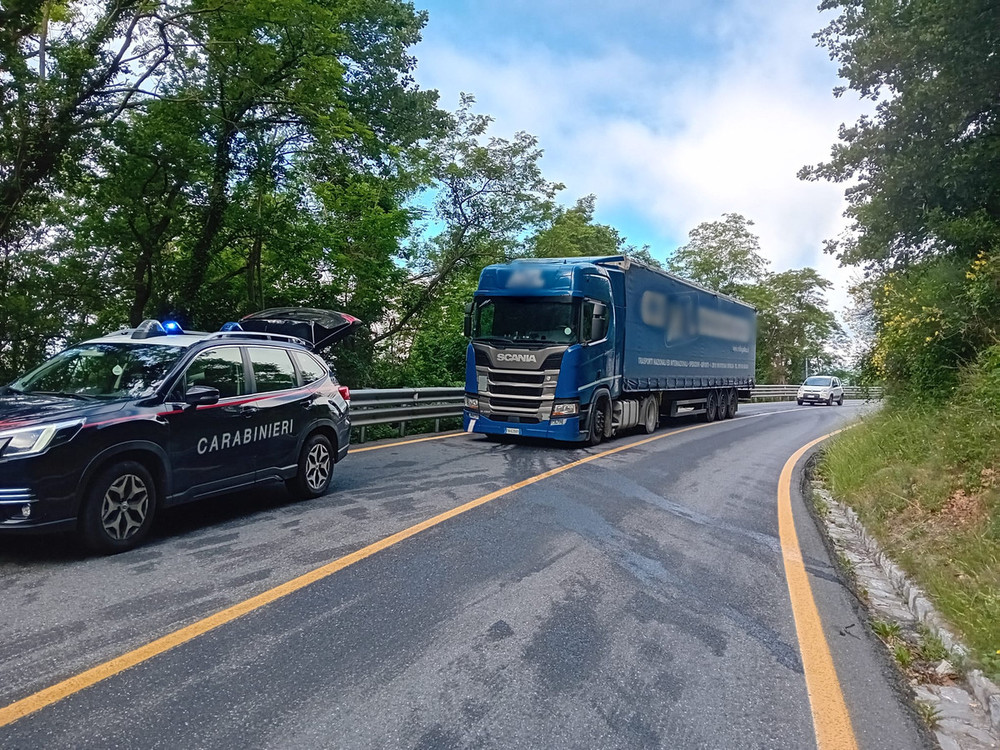 Camion in avaria sulla Statale 28, perde liquido scivoloso: traffico a senso unico alternato