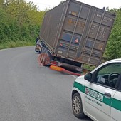 Mezzo pesante finisce fuori strada e resta in bilico sulla proviciale 58 a La Morra