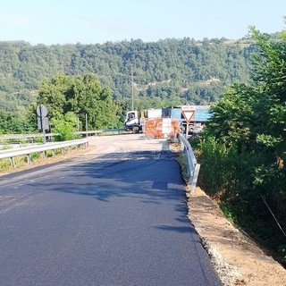 In corso la bitumatura al cavalcaferrovia della provinciale "Valle Mongia"