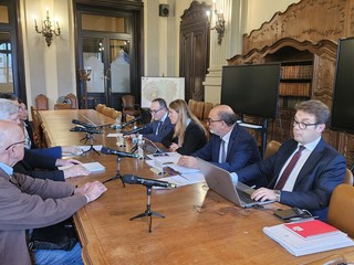 Alcuni momenti dell'incontro tenuto ieri in Prefettura Alcuni momenti dell'incontro tenuto ieri in Prefettura