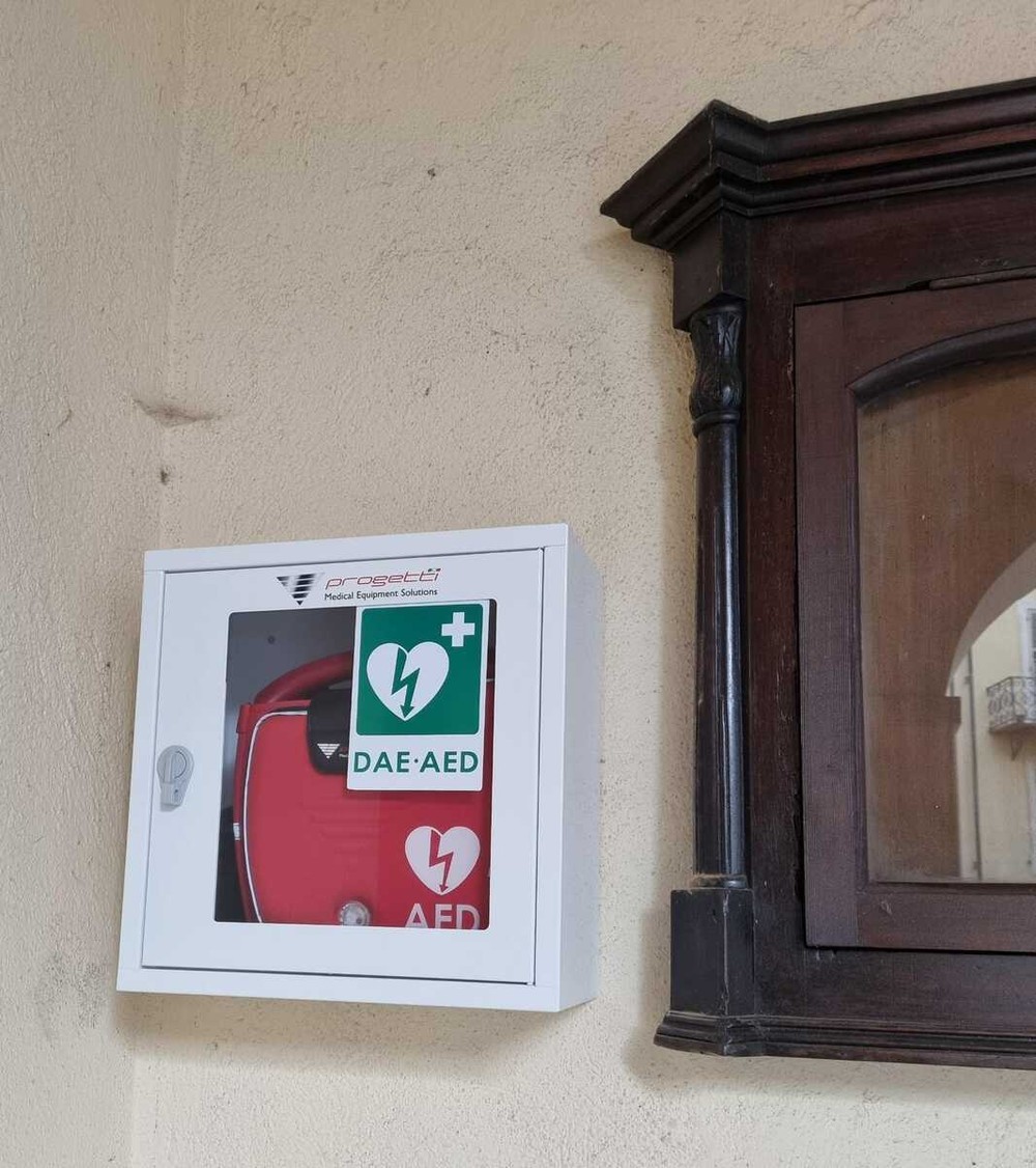 Garessio più sicura, un nuovo defibrillatore sotto i portici del Comune grazie alla Filodrammatica Excelsior Garessio più sicura, un nuovo defibrillatore sotto i portici del Comune grazie alla Filodrammatica Excelsior