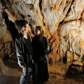 Il Duo Kairos alla Grotta dei Dossi, la scorsa estate. Domenica 6 luglio l'esibizione al Santuario di Santa Lucia