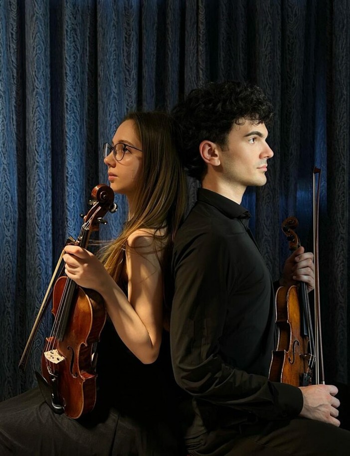 In foto "Eugène", duo di violini formato da Francesca Conte e Samuele Piccolo In foto "Eugène", duo di violini formato da Francesca Conte e Samuele Piccolo