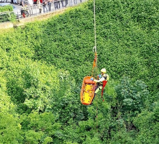 Dronero: delicato salvataggio di un uomo scivolato nel torrente della Madonnina Dronero: delicato salvataggio di un uomo scivolato nel torrente della Madonnina