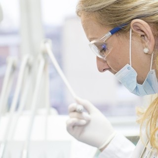 Denti fissi in un giorno: cosa c’è dietro il boom dell’implantologia a carico immediato