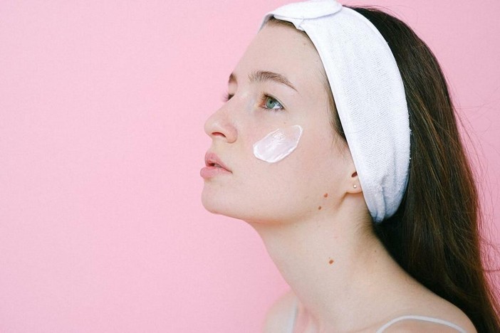 Crema con peptidi: come riconoscere una formula efficace per la pelle matura