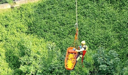 Dronero: delicato salvataggio di un uomo scivolato nel torrente della Madonnina