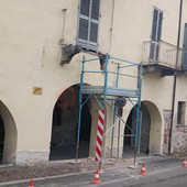 Dopo i danni causati dai tir, in riparazione il balcone della casa di Lalla Romano a Demonte