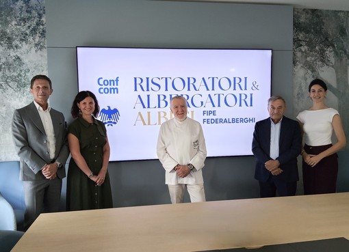 Il presidente e il direttore ACA, Viglione e Pace, il presidente dell’Associazione Ristoratori & Albergatori Albesi Camia e la responsabile Marketing Bergadano e Ferrero, Sales & Project Manager di Langhe Experience Il presidente e il direttore ACA, Viglione e Pace, il presidente dell’Associazione Ristoratori & Albergatori Albesi Camia e la responsabile Marketing Bergadano e Ferrero, Sales & Project Manager di Langhe Experience