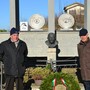 Delegazione braidese davanti al monumento in onore di Fausto Coppi
