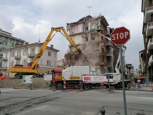 Cuneo: in demolizione il fabbricato all'angolo tra corso Brunet e via Bersezio