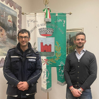 L'agente Dario Sampò con il sindaco Franco Bosio