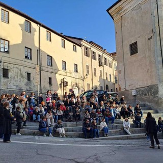 La tappa della passeggiata di fronte al Classico, in ricordo di Lidia Poët