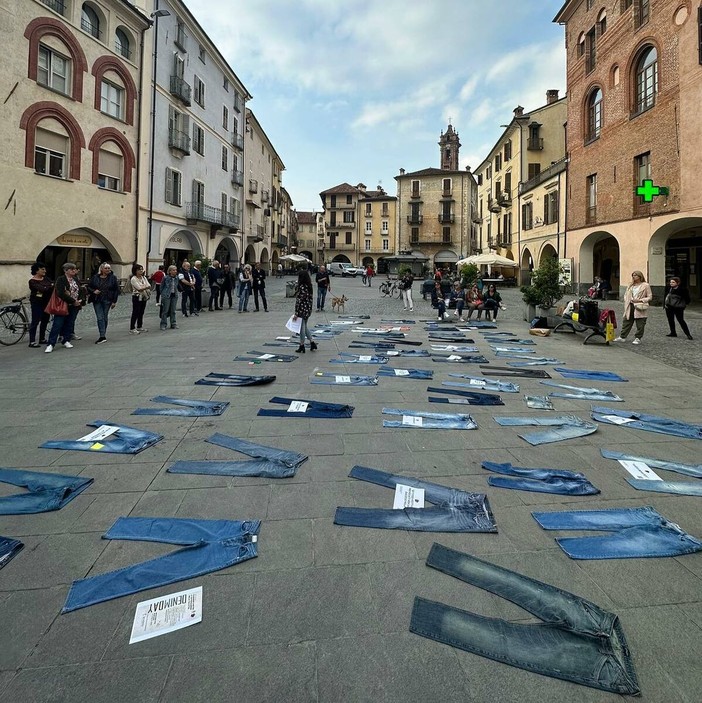 A Savigliano torna il Denim Day, contro la vittimizzazione secondaria di chi subisce abusi
