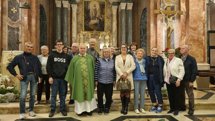 Don Livio Sola con un coro del Santuario della Madonna dei Fiori di Bra